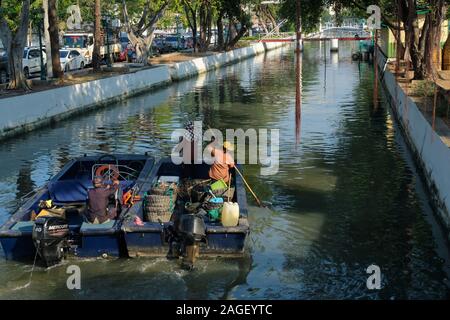 Mitarbeiter von Bangkok Gemeinde in einem Boot auf der Canal Klong Viel (Klong Lod/Klong Lord) in der Altstadt von Bangkok, Thailand, sammeln Müll Stockfoto