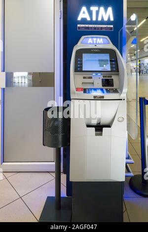 ATM Geldautomaten und Bargeldbezug an einem Terminal Gebäude in OR Tambo Airport, Johannesburg, Südafrika Konzept Banking in Afrika Stockfoto