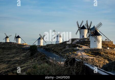 23. September 2019, Spanien, Consuegra: Die Windmühlen von Consuegra aus dem 16. Jahrhundert auf dem Hügel Calderico am Abend mit wenig Sonne. Die Region serviert Miguel de Cervantes als die Einstellung für den berühmten Buch 'Don Quijote de La Mancha". Foto: Jens Kalaene/dpa-Zentralbild/ZB Stockfoto