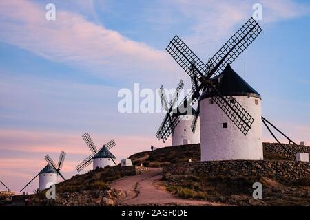 23. September 2019, Spanien, Consuegra: Die Windmühlen von Consuegra aus dem 16. Jahrhundert auf dem Hügel Calderico am Abend bei Sonnenuntergang. Die Region serviert Miguel de Cervantes als die Einstellung für den berühmten Buch 'Don Quijote de La Mancha". Foto: Jens Kalaene/dpa-Zentralbild/ZB Stockfoto