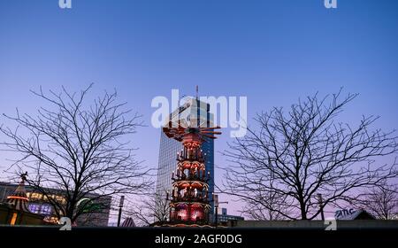 18 Dezember 2019, Berlin: Eine große Pyramide und das Hotel Park Inn am Alexanderplatz in der Mitte des Abends in der blauen Stunde gesehen werden. Die Pyramide ist Teil der Weihnachtsmarkt am Alexanderplatz. Foto: Jens Kalaene/dpa-Zentralbild/ZB Stockfoto