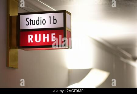 Berlin, Deutschland. 03 Dez, 2019. 'Ruhe' steht in einem Studio im Berliner Funkhaus. Hier im Haus broadcast Programme des Deutschlandradio. Foto: Jens Kalaene/dpa-Zentralbild/ZB/dpa/Alamy leben Nachrichten Stockfoto