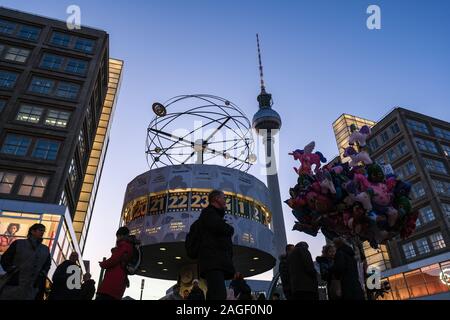 Berlin, Deutschland. 18 Dez, 2019. Die alexanderhaus (L-R), die Weltzeituhr, der Fernsehturm und das Berolinahaus am Alexanderplatz am Alexanderplatz Station in der Mitte des Abends in der blauen Stunde. Foto: Jens Kalaene/dpa-Zentralbild/ZB/dpa/Alamy leben Nachrichten Stockfoto