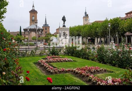 Alcala De Henares, Spanien. 21 Sep, 2019. Die Skulptur des spanischen Dichters Miguel de Cervantes auf dem Marktplatz in der Altstadt. Alcala ist wahrscheinlich der Geburtsort des Dichters Miguel de Cervantes, Autor des Buchs 'Don Quijote de La Mancha". Seine Taufe ist hier dokumentiert. Foto: Jens Kalaene/dpa-Zentralbild/ZB/dpa/Alamy leben Nachrichten Stockfoto