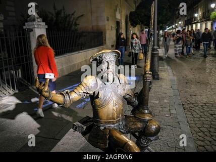 Alcala De Henares, Spanien. 21 Sep, 2019. Die Skulptur von Don Quijote im historischen Zentrum am Abend. Alcala ist wahrscheinlich die Wiege des spanischen Dichters Miguel de Cervantes, Autor des Buchs 'Don Quijote de La Mancha". Seine Taufe ist hier dokumentiert. Foto: Jens Kalaene/dpa-Zentralbild/ZB/dpa/Alamy leben Nachrichten Stockfoto