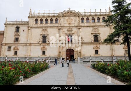 Alcala De Henares, Spanien. 21 Sep, 2019. Die Fassade des historischen Universität von Alcala ist eine der ältesten Universitäten in Europa, im historischen Zentrum. Foto: Jens Kalaene/dpa-Zentralbild/ZB/dpa/Alamy leben Nachrichten Stockfoto