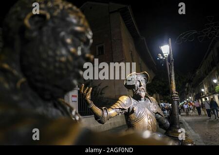 Alcala De Henares, Spanien. 21 Sep, 2019. Skulpturen von Don Quijote und Sancho Panza in der Altstadt am Abend. Alcala ist wahrscheinlich die Wiege des spanischen Dichters Miguel de Cervantes, Autor des Buchs 'Don Quijote de La Mancha". Seine Taufe ist hier dokumentiert. Foto: Jens Kalaene/dpa-Zentralbild/ZB/dpa/Alamy leben Nachrichten Stockfoto