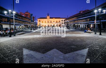 Almagro, Spanien. 26 Sep, 2019. Der rechteckige Marktplatz Plaza Mayor mit dem Rathaus am Abend in der Dämmerung. An der Plaza Mayor befindet sich im 17. Jahrhundert "Corral de Comedias', das Einzige seiner Art in Spanien, die noch erhalten sind. Der Platz wurde im 16. Jahrhundert umgestaltet. Zur gleichen Zeit der Schwäbischen Banker der Fugger gründete eine Niederlassung in Almagro. Foto: Jens Kalaene/dpa-Zentralbild/ZB/dpa/Alamy leben Nachrichten Stockfoto