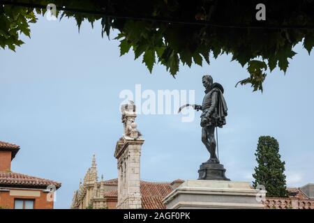 Alcala De Henares, Spanien. 21 Sep, 2019. Die Skulptur des spanischen Dichters Miguel de Cervantes auf dem Marktplatz in der Altstadt. Alcala ist wahrscheinlich der Geburtsort des Dichters Miguel de Cervantes, Autor des Buchs 'Don Quijote de La Mancha". Seine Taufe ist hier dokumentiert. Foto: Jens Kalaene/dpa-Zentralbild/ZB/dpa/Alamy leben Nachrichten Stockfoto