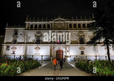 Alcala De Henares, Spanien. 21 Sep, 2019. Die Fassade des historischen Universität von Alcala ist eine der ältesten Universitäten in Europa, in der Altstadt am Abend. Foto: Jens Kalaene/dpa-Zentralbild/ZB/dpa/Alamy leben Nachrichten Stockfoto