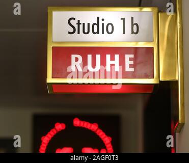 Berlin, Deutschland. 03 Dez, 2019. 'Ruhe' steht in einem Studio im Berliner Funkhaus. Hier im Haus broadcast Programme des Deutschlandradio. Foto: Jens Kalaene/dpa-Zentralbild/ZB/dpa/Alamy leben Nachrichten Stockfoto