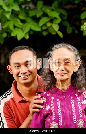Happy Family Portrait von asiatischen ethnischen ältere Frau mit jungen erwachsenen Sohn Stockfoto