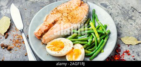 Gekochter Fisch mit Spargel und Ei. Diätetische Lachs, gekochten Lachs Stockfoto