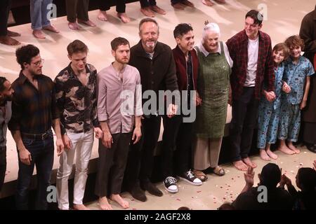 Öffnung Nacht Curtain Call für Matthew Lopez' Broadway Spiel das Erbteil am Ethel Barrymore Theater. Mit: Kyle Harris, Andrew Burnap, Kyle Soller, John Benjamin Hickey, Matthew Lopez, Lois Smith, Samuel H. Levine, Ryan M. Buggle, Tre Ryder Wo: New York, New York, United States Wann: 18 Aug 2019 Quelle: Joseph Marzullo/WENN.com Stockfoto