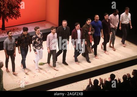 Öffnung Nacht Curtain Call für Matthew Lopez' Broadway Spiel das Erbteil am Ethel Barrymore Theater. Mit: Jonathan Burke, Kyle Harris, Andrew Burnap, Kyle Soller, John Benjamin Hickey, Samuel H. Levine, Paul Hilton, Jordanien Barbour, Luís Arturo Soria, Darryl gen Daughtry Jr, Carson McCalley Wo: New York, New York, United States Wann: 18 Aug 2019 Quelle: Joseph Marzullo/WENN.com Stockfoto