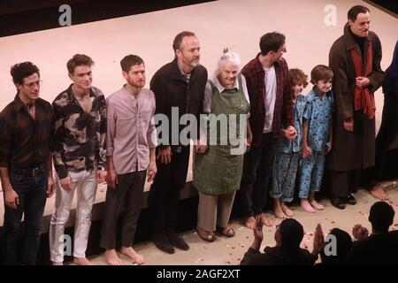 Öffnung Nacht Curtain Call für Matthew Lopez' Broadway Spiel das Erbteil am Ethel Barrymore Theater. Mit: Kyle Harris, Andrew Burnap, Kyle Soller, John Benjamin Hickey, Lois Smith, Samuel H. Levine, Ryan M. Buggle, Tre Ryder, Paul Hilton, wo: New York, New York, United States Wann: 18 Aug 2019 Quelle: Joseph Marzullo/WENN.com Stockfoto