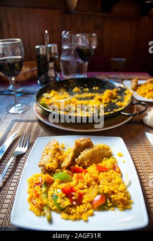 Paella serviert. Spanien. Stockfoto