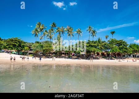 Stadt Krabi, Thailand - 23 November 2019: Schöne Ao Nang Beach in Krabi Town, Thailand. Stockfoto