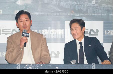 Lee Byung-Hun und Ha Jung-Woo, Dec 18, 2019: Koreanische Schauspieler Lee Byung-Hun (R) und Ha Jung-Woo ein drücken Sie die Taste Vorschau von ihren neuen Film 'Ashfall', die auch als 'Mount Paektu" in Seoul, Südkorea bekannt. Quelle: Lee Jae-Won/LBA/Alamy leben Nachrichten Stockfoto