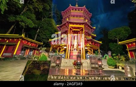 Kuan, der Bodhisattva des Mitgefühls und der Barmherzigkeit, der Schrein von Tiger Cave Tempel in der Stadt Krabi, Thailand. Stockfoto