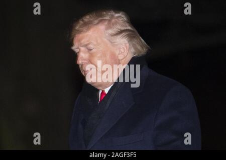 Washington DC, USA. 19 Dez, 2019. US-Präsident Donald J. Trumpf Spaziergänge auf dem Südrasen des Weißen Hauses in Washington, DC, am Mittwoch, 18 Dezember, 2019 nach der Rückkehr von einer Kundgebung in Michigan. Das US-Repräsentantenhaus hat US-Präsident Donald J. Trumpf, Dezember, 18, für Missbrauch von Macht und die Behinderung des Kongresses zu entheben, die ihm der dritte US-Präsident in der Geschichte zu Rechenschaft gezogen werden. Die amtsenthebung führt zu einem Versuch, in den US-Senat, wo zwei Drittel der Stimmen der Genehmigung erforderlich sein wird, um Trumpf entfernen als Präsident. Quelle: UPI/Alamy leben Nachrichten Stockfoto