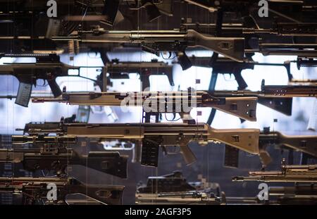 Oberndorf am Neckar, Deutschland. 18 Dez, 2019. Waffen hängen in einer Vitrine im Museum der Waffe Hersteller Heckler & Koch. Credit: Marijan Murat/dpa/Alamy leben Nachrichten Stockfoto