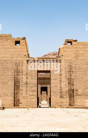 Tempel von Medinet Habu in Ägypten Luxor der Totentempel von Ramses III. ist ein wichtiges neues Königreich Zeitraum Struktur in der West Bank von Luxor Stockfoto