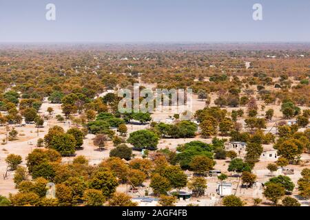 Büsche und Wüstengegend in der Nähe von Maun, Blick aus der Vogelperspektive auf Okavango Delta, Hubschrauberrundflug, Botsuana, Südafrika, Afrika Stockfoto