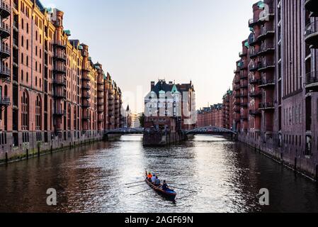 Hamburg, Deutschland - 3. August 2019: Der Speicherstadt oder die Speicherstadt. Wandrahmsfleet Kanal. Weltkulturerbe der UNESCO Stockfoto