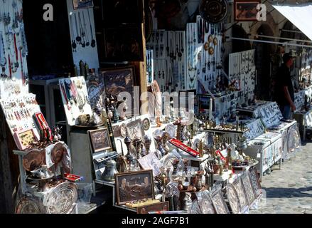 Eine Reihe von Waren zum Verkauf in den Basar in Mostar, Bosnien Stockfoto