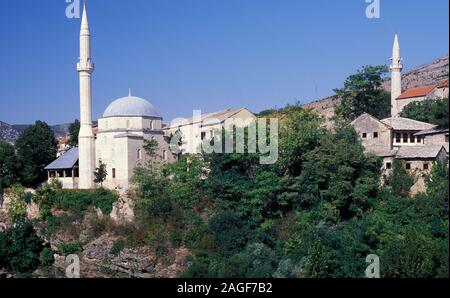 Die Kuppel und Minarett der Koski Mehmed Pascha Moschee durch die Neretva in Mostar, Bosnien & Herzegowina Stockfoto