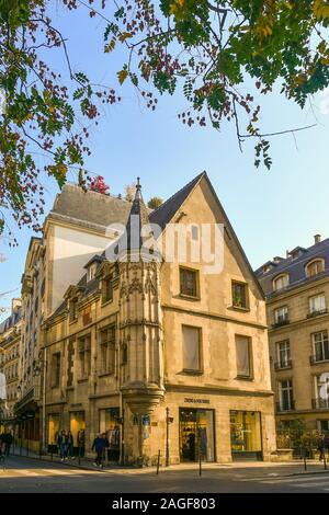 Fassade des Hotel Hérouet in der Rue Vieille du Temple, an der Ecke der Rue des Francs Bourgeois, im historischen Viertel Le Marais, Paris, Frankreich Stockfoto