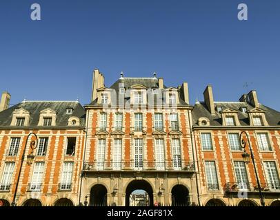 Fassade des Pavillon de la Reine (17. Jahrhundert), historischen Gebäude in der Place des Vosges im Marais-viertel, gegen den blauen Himmel, Paris, Frankreich Stockfoto