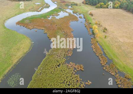 Zwei Flüsse, die mit einem in der Mitte bog, mit möglichen Vorkommen von Torf. Stockfoto