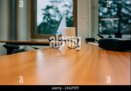 Brille und eine Tasse auf einem Büro Schreibtisch Stockfoto