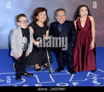 Foto muss Gutgeschrieben © Alpha Presse 079965 18/12/2019 Warwick Davis mit seiner Frau Samantha und Kinder Annabelle und Harrison im Star Wars der Aufstieg von Skywalker Europäischen Film Premiere auf der Vue Leicester Square in London statt. Stockfoto