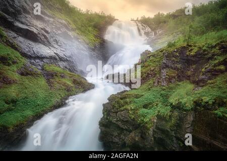 Super Wasserfall Kjosfossen in Flam, Norwegen, aus der Flam Bahn Stockfoto