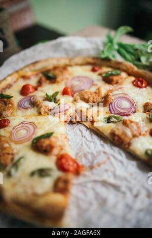 Kreative italienische Pizza mit Salami und Kirsche Stockfoto