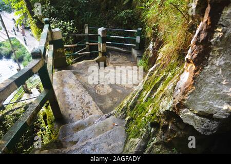 In der Nähe einer Treppe hinunter einen Hügel mit Geländer Magier der Pfeiler und Rohre in der Elefant fällt von Shillong, Meghalaya, Indien, selektive Stockfoto