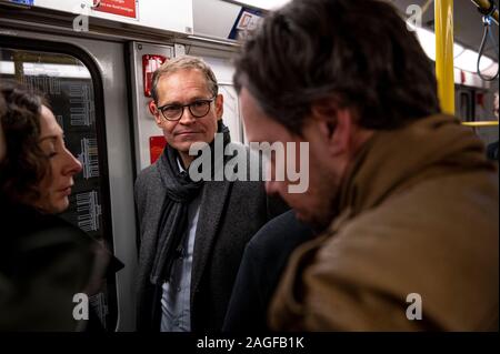 Berlin, Deutschland. 17 Dez, 2019. Michael Müller (SPD), regierender Bürgermeister von Berlin, steht in einem U-Bahnlinie U 8. Der Berliner Senat hält seine Sitzung heute im Rathaus Reinickendorf. Credit: Fabian Sommer/dpa/Alamy leben Nachrichten Stockfoto