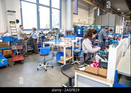 Berlin, Deutschland. 17 Dez, 2019. Korsch AG Mitarbeiter arbeiten am Hauptsitz in Berlin Reinickendorf. Credit: Fabian Sommer/dpa/Alamy leben Nachrichten Stockfoto