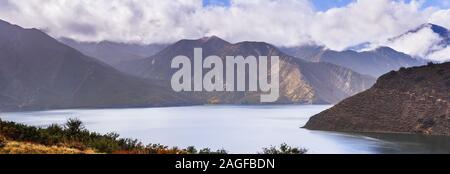 Panoramablick auf das Pyramid Lake an einem regnerischen Tag; Los Angeles County, Kalifornien; Pyramid Lake erhält Wasser über überschüssige Energie während Abgepumpt - Peak Stockfoto