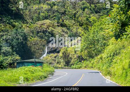 Ein langer Weg hinunter die Straße in Maui, Hawaii Stockfoto