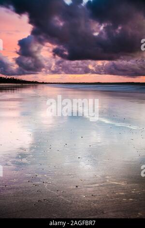 Eine dramatische Atlantic sunset Seascape in Kololi Beach in Gambia. Stockfoto