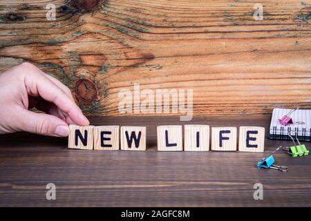 Das neue Leben. Holz- Buchstaben auf dem Schreibtisch, informative und Kommunikation Hintergrund