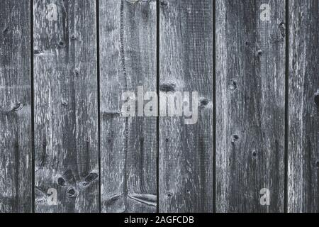 Dunkelgrau Holz Zaun. Schäbig Tabelle. Alten grauen Holzbretter. Muster der gebrochenen Planken. Streifen auf der Oberfläche des Holzes. Verfallene Bretter mit Nägeln. Grunge t Stockfoto