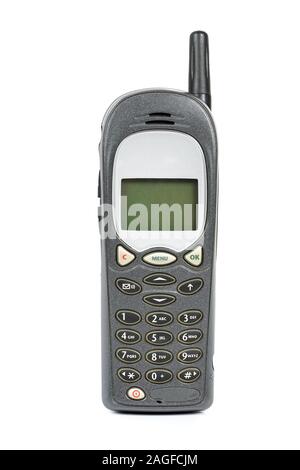 Altes Mobiltelefon auf weißem Hintergrund mit Freistellungspfad isoliert Stockfoto