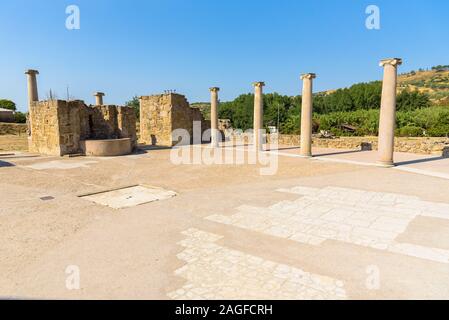 Kolonnade auf dem Hof der Villa Romana del Casale, Sizilien, Italien Stockfoto