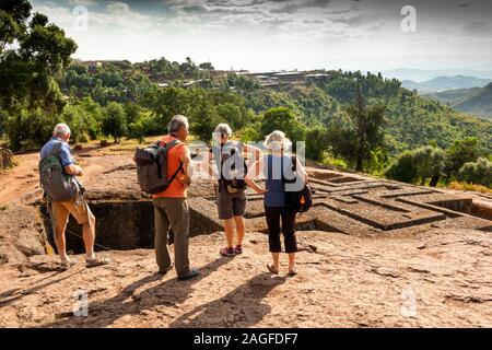 Äthiopien, Amhara-region, Lalibela, Touristen auf die Wette Giyorgis, St George's Lailibela sucht nur Felsen Kirche Stockfoto