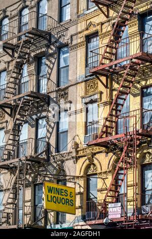 Altes Gebäude mit Metall Notausgang treppen Leitern, East Village, Manhattan, New York, USA Stockfoto